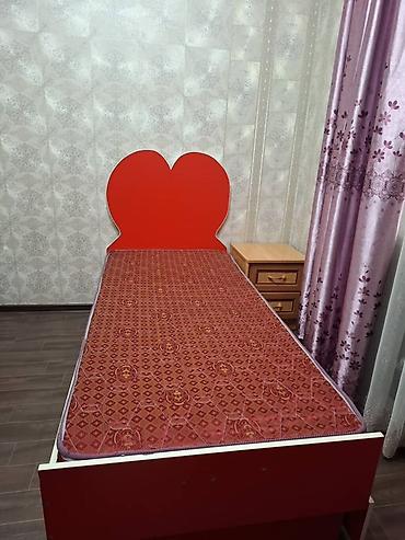 Кровати: Односпальная кровать с оригинальным изголовьем в форме сердца. - — 2