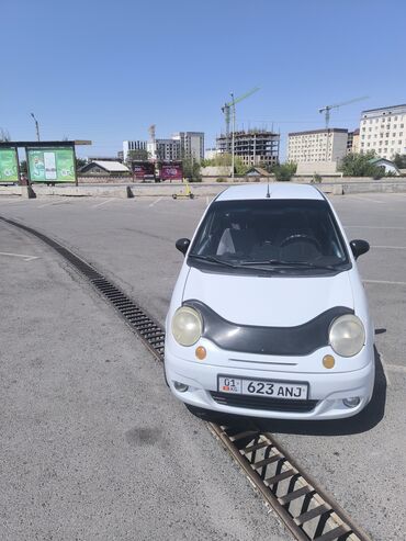 мини электромобиль: Белый городской хэтчбек Daewoo Matiz, идеальный для повседневных