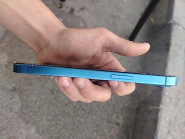 ucuz ve keyfiyyetli telefonlar: Mavi rəngdə smartfon. Korpus düz kənarlı dizayna malikdir və alt — 1
