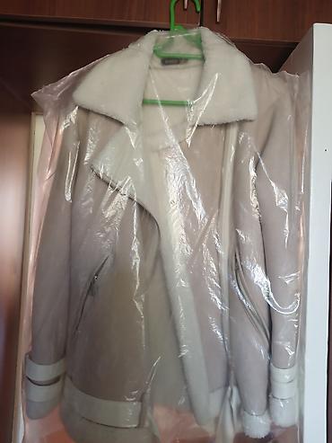 Bej rəngli süni dəridən qışlıq qadin kürkü (shearling stilində) -