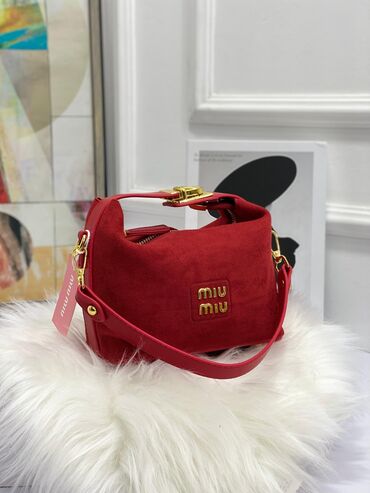 Makasin və loferlər: Əl çantası, Miu Miu