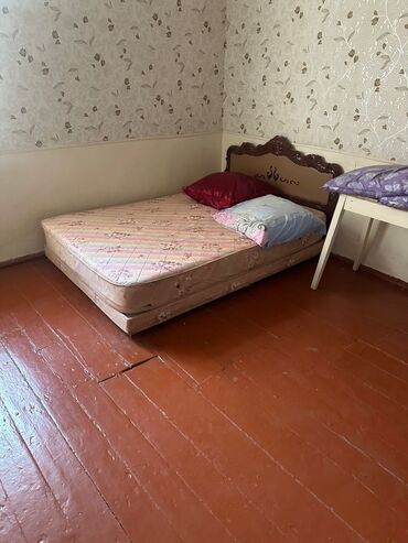 белый кожаный диван: Двуспальная кровать, Без подьемного механизма, С матрасом, Без выдвижных ящиков