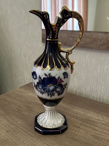 Vazalar: Bir vaza, Farfor