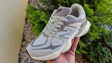 quechua cizme: New Balance 9060 patike – siva/bez nijansa
Dostupne u broju 38 — 1
