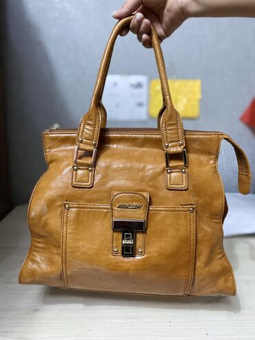 Сумки: Продам качественную кожаную сумку,размер30x36 находимся в Караколе