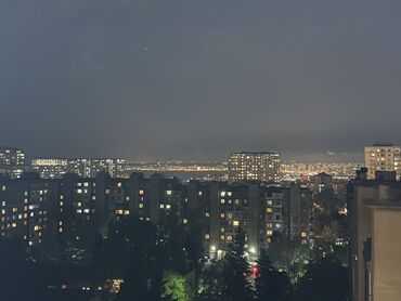 Kirayə mənzillər: Mənzildə geniş və işıqlı mətbəx, şəhərə və dənizə panoramik gecə