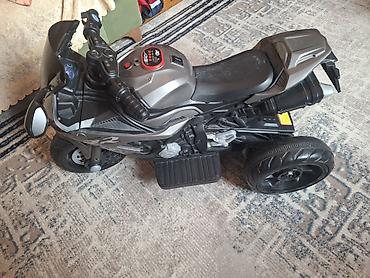 ucuz kask: Pedalli,zaryatka ile isleyen,akkumlyatorlu usaq motosikli.islemeyinde — 1