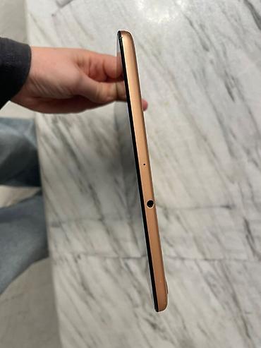 Digər planşetlər: Qızılı rəngdə planşet Xüsusiyyətlər: - İncə və yüngül alüminium — 2