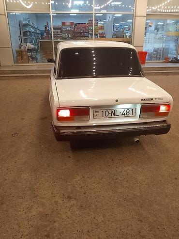 опель зафира а: LADA 2107, ağ rəng. Arxa görünüşlü klassik sedan. - Kuzov: 4 qapılı — 1