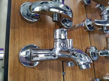 xrom sarlar: Xrom örtüklü divar tipli duş/banyo qarışdırıcısı - Material: möhkəm