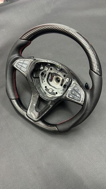 Soyutma və qızdırma sistemləri: Karbon lifli idman sükanı - Material: parlaq karbon fiber üst hissə