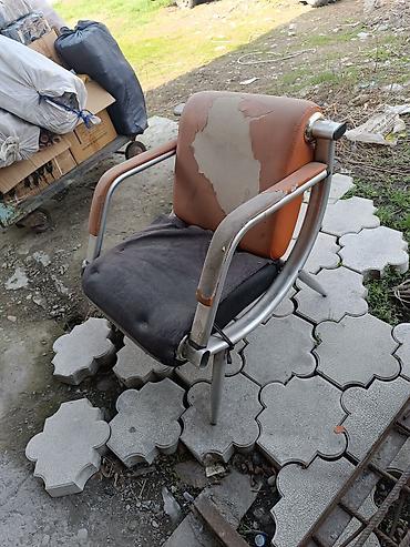 воздушный сидения: Кресло с металлическим каркасом и подлокотниками имеется 2 штуки — 2