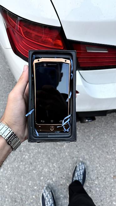 060 211: Tonino Lamborghini Antares Android smartfon ötən illərdə istehsal — 2