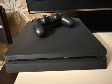 ps4 klaviatura: Sony PlayStation 4 Slim oyun konsolu, orijinal DualShock 2 kontroller