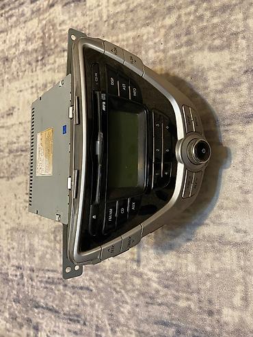 Avtomobil üçün orijinal multimedia/radio başlıq cihazı. Cihazın ön