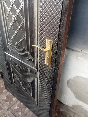 seyf qapi bezekleri: Dəmir giriş qapısı - Material: tam metal karkaslı, ön tərəfi relyefli — 3