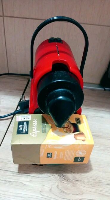 masazer za noge na struju: Aparat za kafu Nespresso Essenza Mini u crvenoj boji, dizajniran za