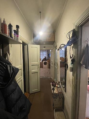 Продажа коттеджей и домов: Продаю пол дома барачного типа район Тоголок молдо Щербакова 3 ком — 8