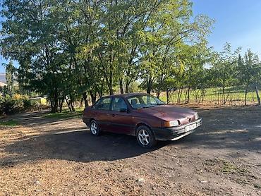 Volkswagen Passat: 1989 г., 1.8 л, Механика, Бензин, Седан at lalafo.kg Volkswagen Passat: 1989 г., 1.8 л, Механика, Бензин, Седан