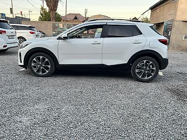 Kia: Компактный кроссовер Kia Stonic белого цвета, оснащенный рейлингами на — 6