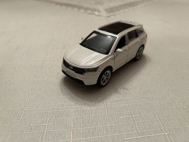 Avtomobil modelləri: Miniatür modell avtomobil – KIA Sorento - Miqyas: təxmini 1:36–1:43 — 1
