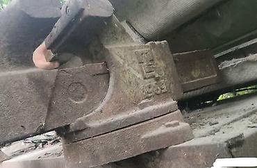 Тиски: Продаю комплект: 1) Металлический верстак (столешница ~8 мм, ножки — 3