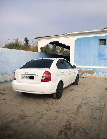 Hyundai: Hyundai Accent: 1.4 l | 2010 il Sedan — 4