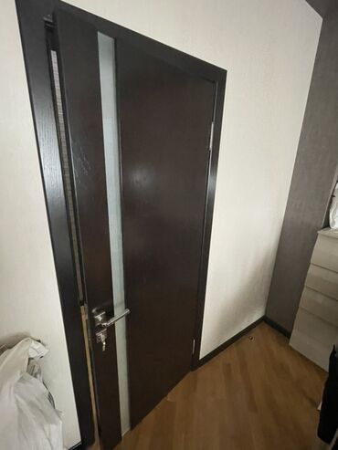 Furnitura və aksessuarlar: Qapı – daxili otaq qapısı - Material: ağac əsaslı (şpon görünüşlü)