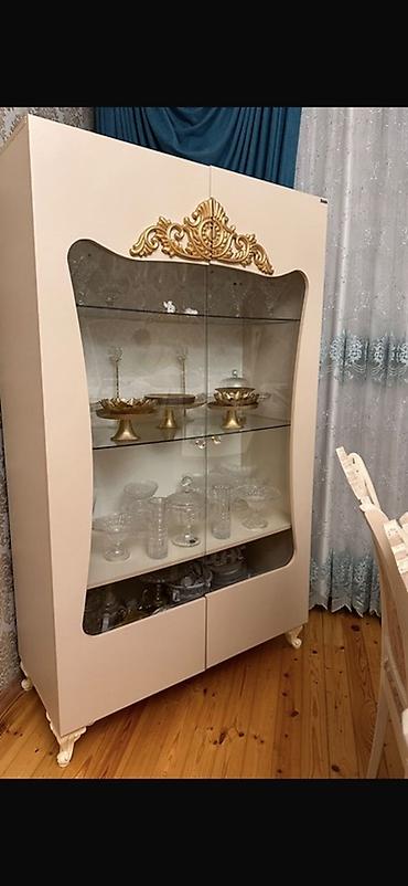 abedni dest: Klassik üslubda qonaq otağı üçün vitrin və bufet dəsti - Rəng — 1