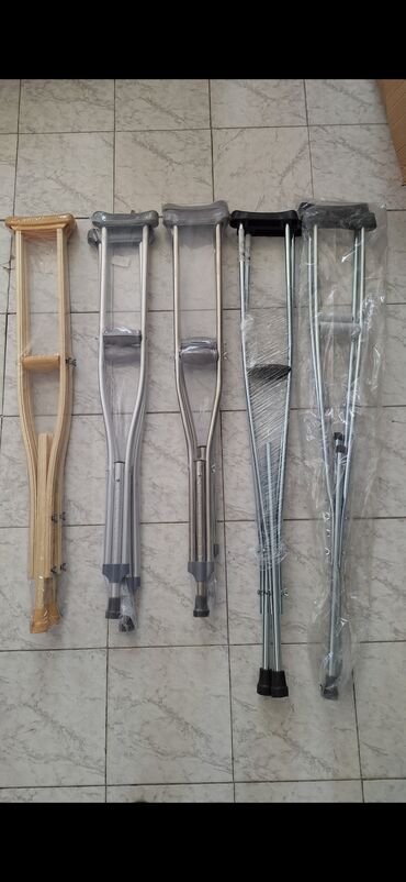 Yerimək üçün arabalar, çəliklər, əsalar, rollatorlar: Kastil qoltuq altı əsa xadok Fərqli materiallardan hazırlanmış