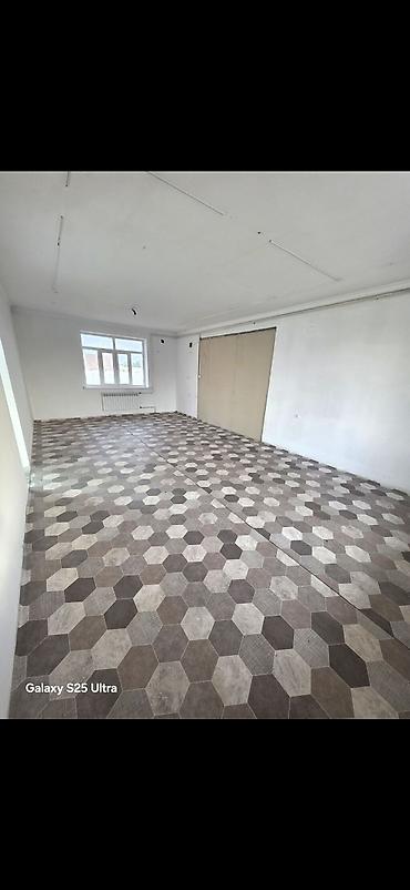 сдаю квартиру 500: 🏠 ЖЕР ҮЙ АРЕНДАГА БЕРИЛЕТ! 📍 Жайгашкан жери: Колмо 🏡 Үй: 5 бөлмөлүү 🚗 — 3