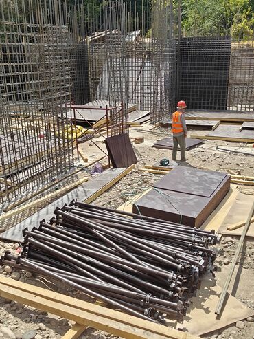 Строительные леса, стойки: Металлические опоры для строительных лесов, предназначенные для — 8