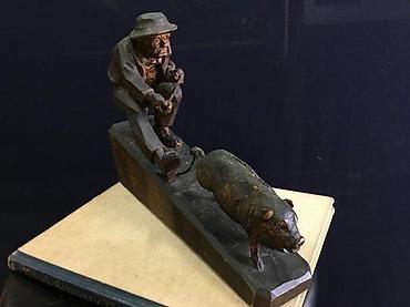 sa staklom: STARA DRVENA FIGURA ČOVEK SA SVINJOM | Stara figura Čoveka sa — 1