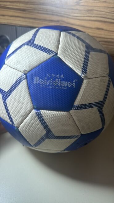 Перчатки: Futbol topu - Rəng: mavi-ağ - Klassik çoxbucaqlı panellər, tikişli