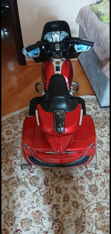 Игрушки: Uşaq üçün elektrikli üçtəkərli motosiklet - Rəng: qırmızı, qara və