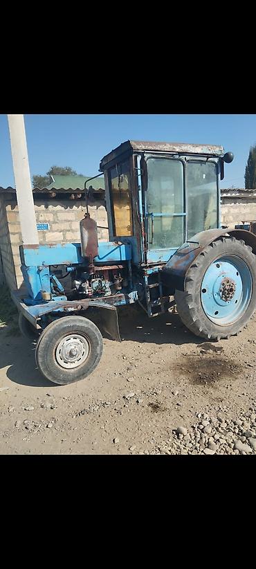 cənazə maşınları: Mavi rəngli MTZ tipli təkərli traktor və qoşqu - Kabinəli, şüşəli MTZ — 1