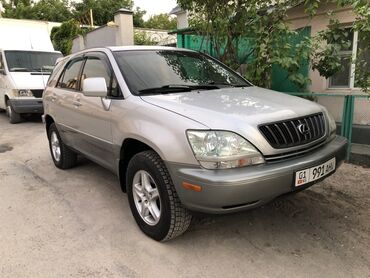 лексус рс 300: Автомобиль Lexus RX300 серебристого цвета. Эта модель представляет