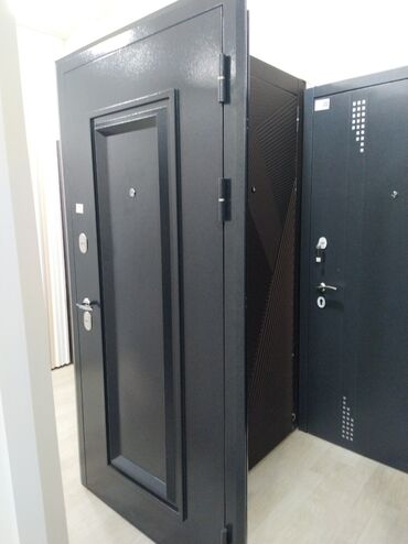 qapi kraskalari: Qara rəngdə olan bu metal qapı, ev və ya ofis üçün etibarlı giriş