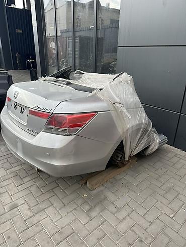 задний багажник: Задняя часть кузова Honda Accord 3.5 V6 в сборе, серебристого цвета — 2