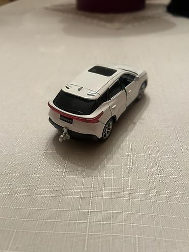 mini disk: Ağ rəngli metal oyuncaq krossover avtomobil maketi - Realistik — 7