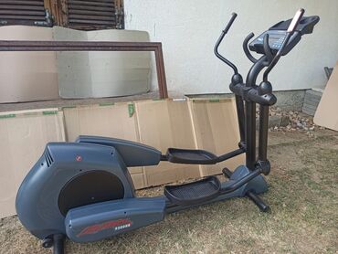 Ostale sprave za vežbanje: Elipticni (kros) trenazer "Life fitness 9500HR", koriscen ali sasvim — 4