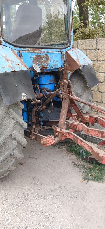 Traktorlar: Traktor MTZ (Belarus) tipli, 4x2 təkər quruluşlu, kabinalı. Dizel — 3