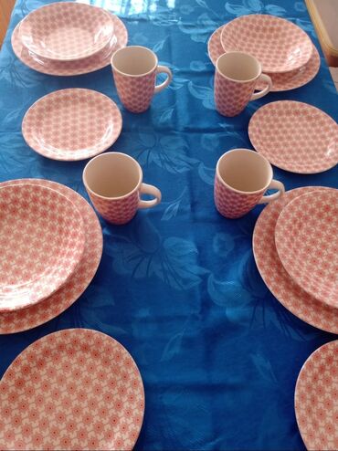 Kompleti posuđa: Servis za 4 osobe sa velikim soljama. Boja je lepa crvena. razlika — 1