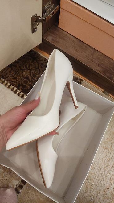 Tuflilər: Ağ rəngli qadın tuflisi – klassik “stiletto” model. - Üst material — 1