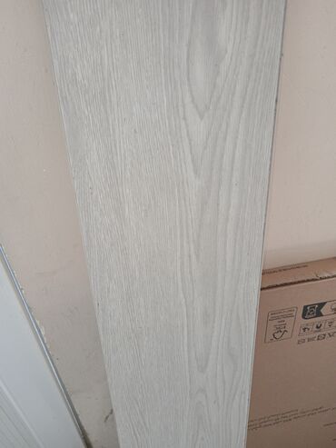 Digər bitirmə materialları: SPC kvarc vinil.Aciq Boz rengdedi.sudan qorxmur.cemi 80 nece kvadrat
