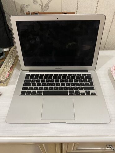Toshiba: Gümüşü rəngli MacBook Air noutbuk, minimal və müasir dizaynı ilə