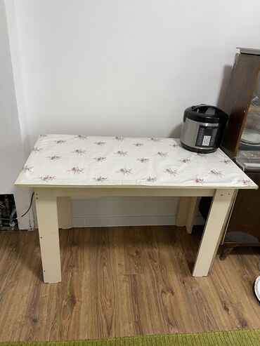 стол для кух: Кухонный Стол, цвет - Бежевый, Б/у
