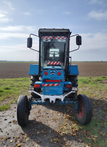 Traktorlar: T 28 butun aqreqatlari ile satilir. Tek tekde satilir Mala Lapet — 1