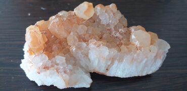 Kristali i minerali: Prirodni mineralni uzorak sa grubom, nepravilnom formom. Odlikuje se — 24
