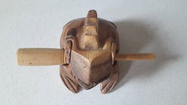 Ξύλινο κρουστό όργανο Guiro με μορφή βατράχου, κατασκευασμένο από